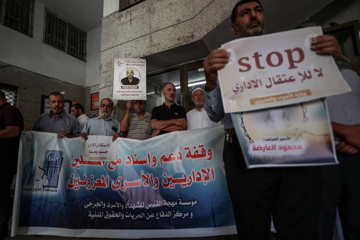 A group of Palestinians perform a demonstration in support of Palestinian detainees in Israeli prisons, carrying posters and photos of the detainees in Gaza City, Gaza on August 09, 2023. [Ali Jadallah - Anadolu Agency]