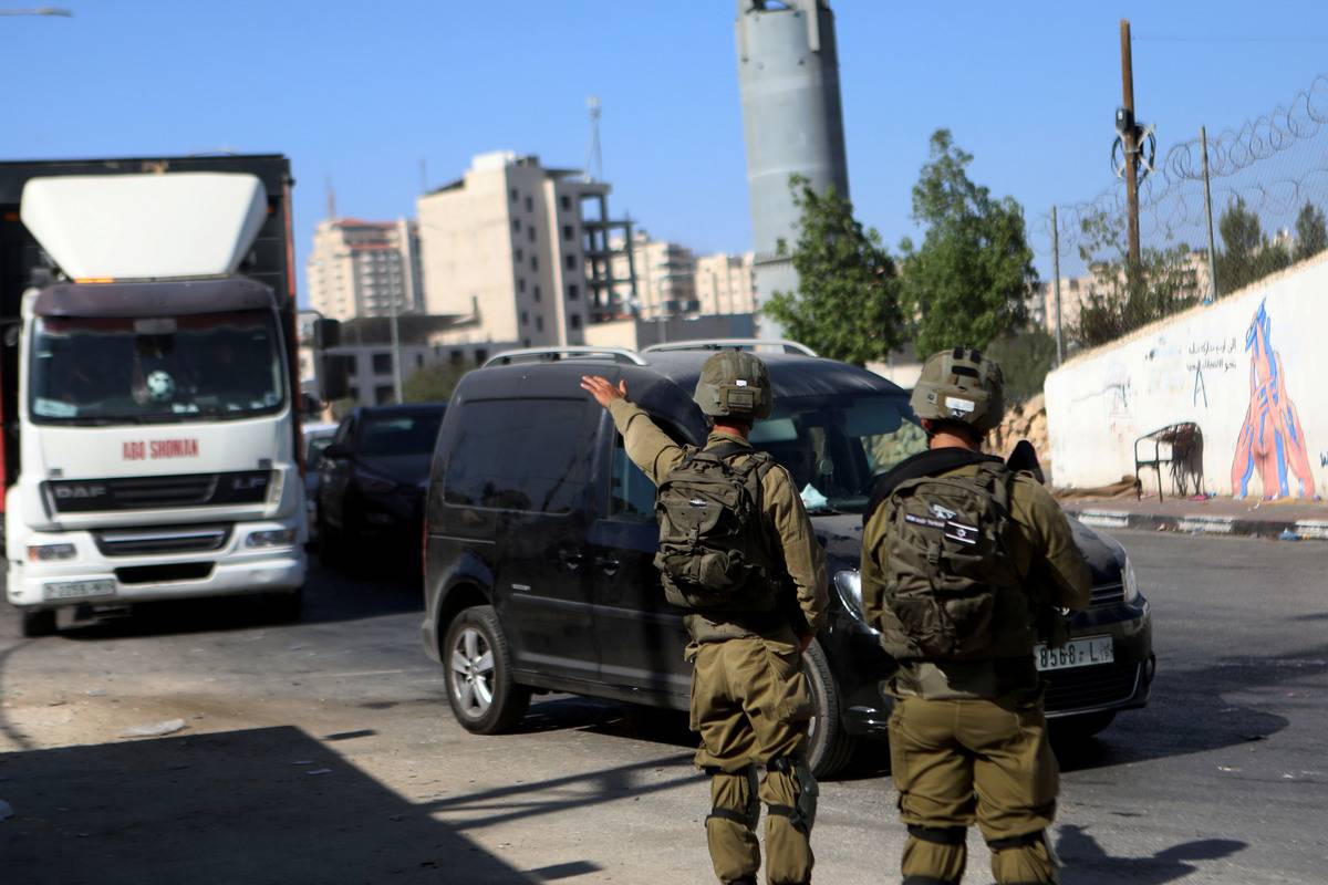 Israeli army close all entrances and exits to Al Khalil following the attack, in which one settler is killed and another injured, in Hebron, occupied West Bank on August 22, 2023 [Mamoun Wazwaz/Anadolu Agency]