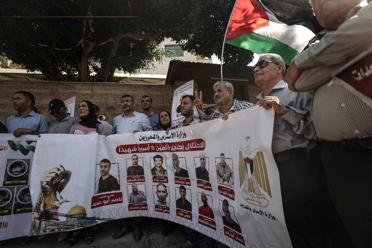 People, holding banners, hold a demonstration as they demand the return of the bodies detained by Israel in front of the International Committee of the Red Cross (ICRC) building in Gaza City, Gaza on August 28, 2023 [Ali Jadallah - Anadolu Agency]