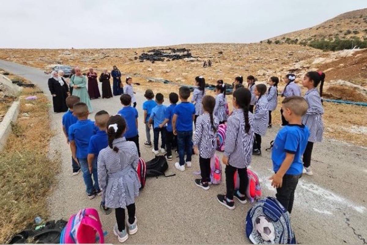 Palestinian elementary school students in the occupied Palestinian village of Jibb Al-Deeb, Bethlehem [falastineisme/Twitter]