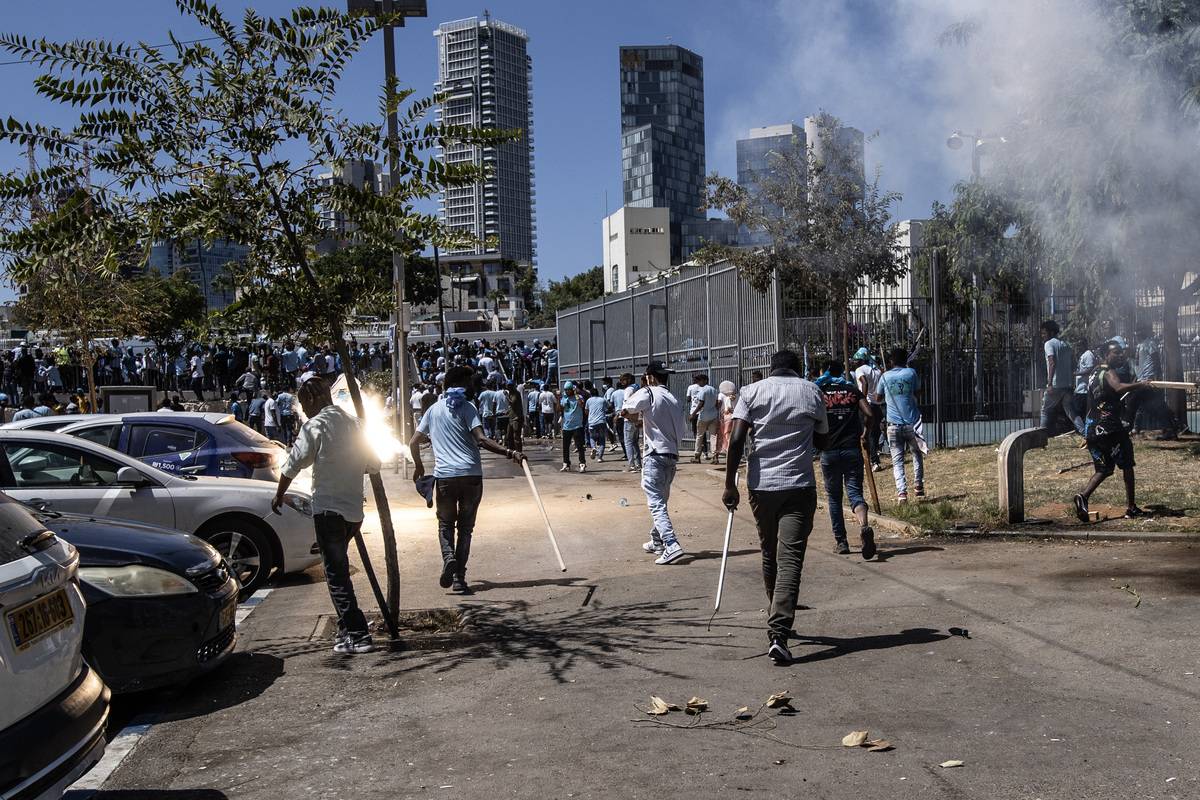 Eritrean asylum seekers clash with the Israeli police in Tel Aviv, Israel on September 02, 2023 [Mostafa Alkharouf - Anadolu Agency]