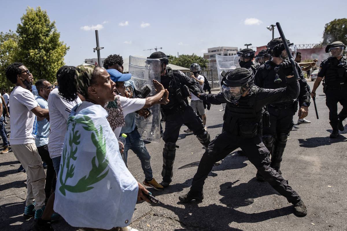 Eritrean asylum seekers clash with the Israeli police in Tel Aviv, Israel on September 02, 2023 [Mostafa Alkharouf - Anadolu Agency]