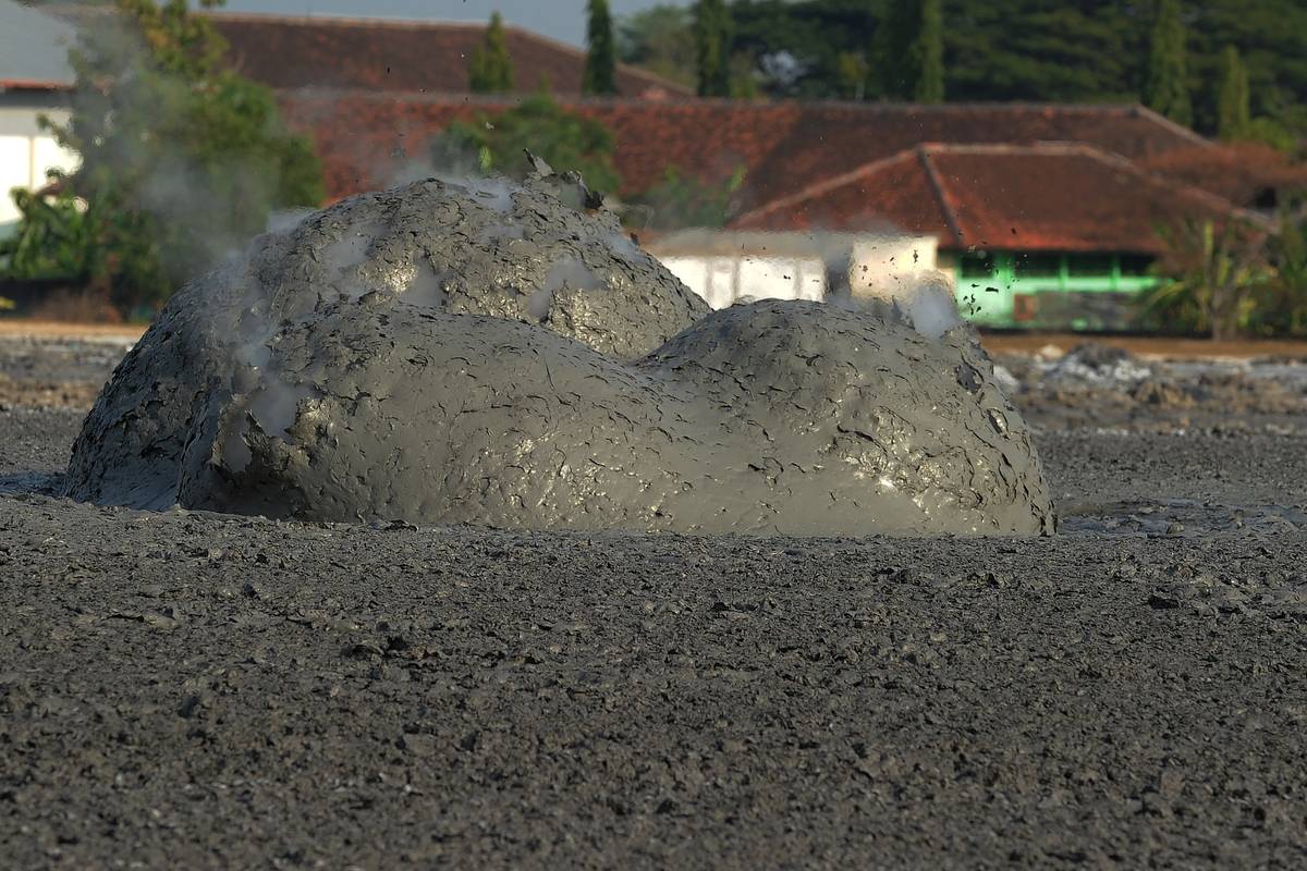 Java 5 E Mud Hot mud eruptions produce salt in Indonesia’s Central Java – Middle ...