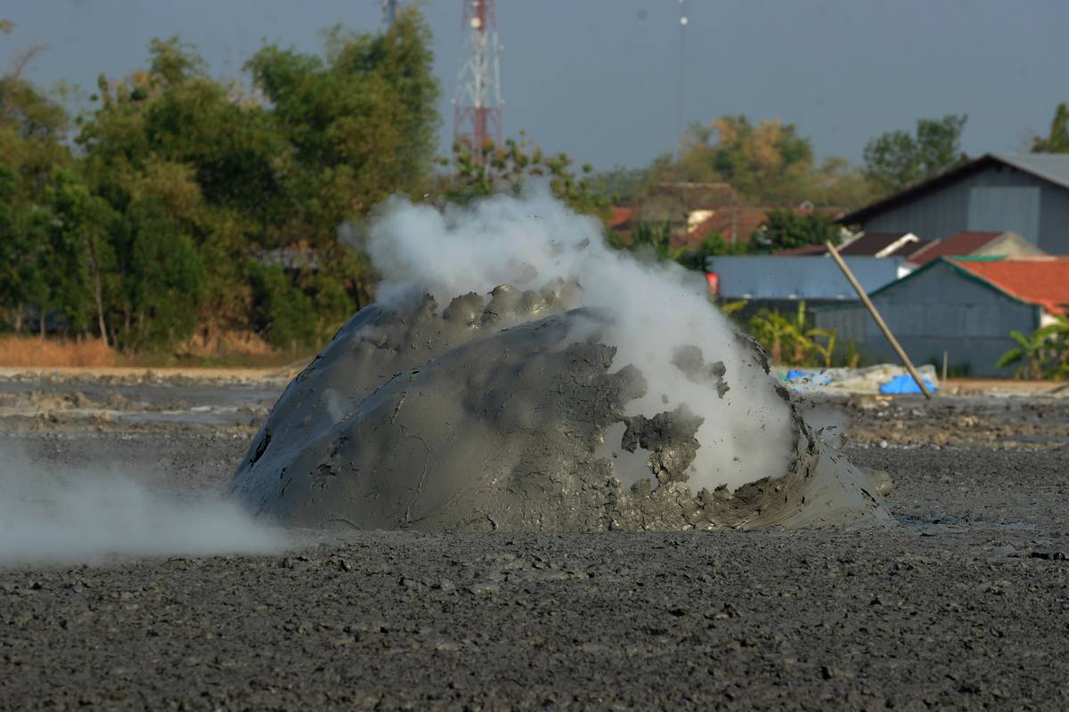 Java 5 E Mud Hot mud eruptions produce salt in Indonesia’s Central Java – Middle ...