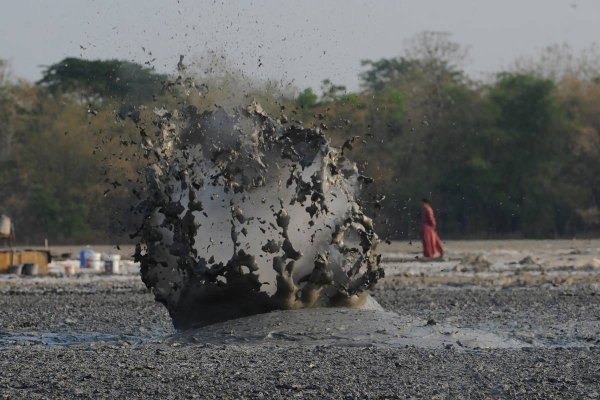 Java 5 E Mud Hot mud eruptions produce salt in Indonesia’s Central Java – Middle ...