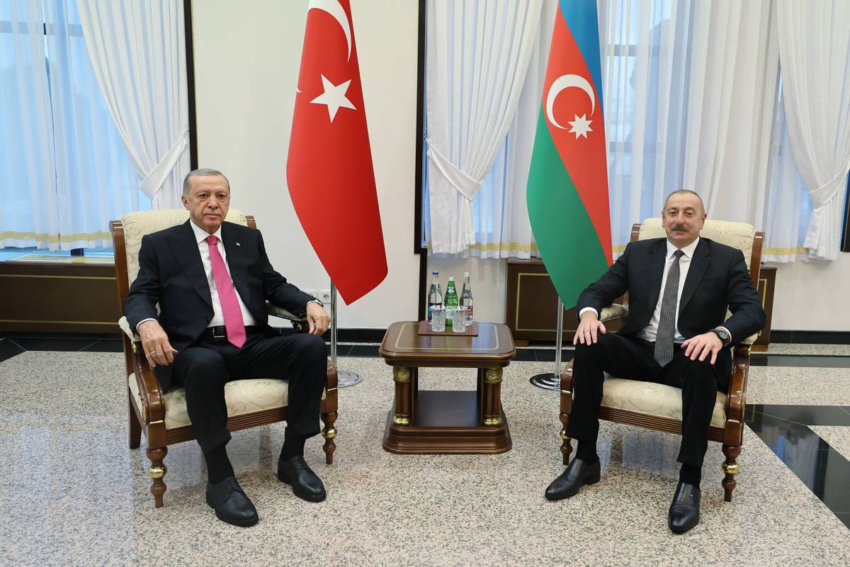 Turkish President Recep Tayyip Erdogan (L) meets Azerbaijani President Ilham Aliyev (R) upon Aliyev's invitation in Azerbaijan's autonomous Nakhchivan exclave on September 25, 2023 [TUR Presidency/Murat Cetinmuhurdar/Anadolu Agency]
