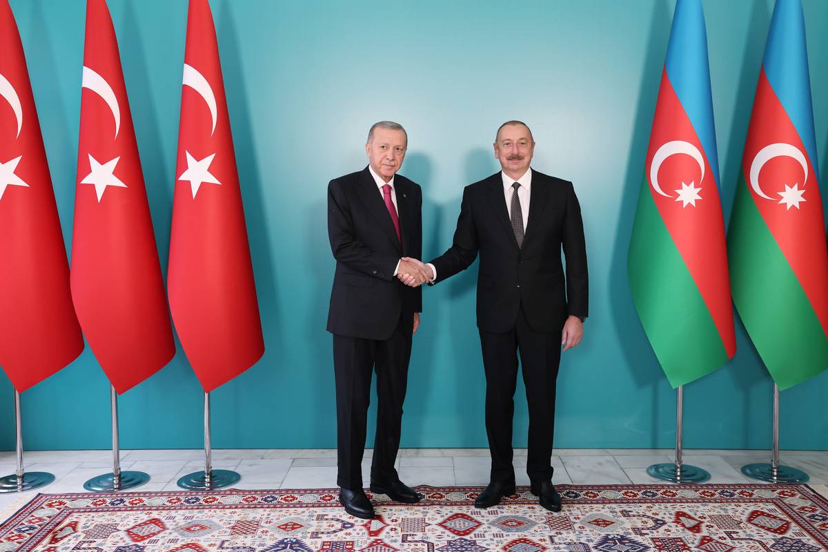 Turkish President Recep Tayyip Erdogan (L) meets Azerbaijani President Ilham Aliyev (R) upon Aliyev's invitation in Azerbaijan's autonomous Nakhchivan exclave on September 25, 2023 [TUR Presidency/Murat Cetinmuhurdar/Anadolu Agency]