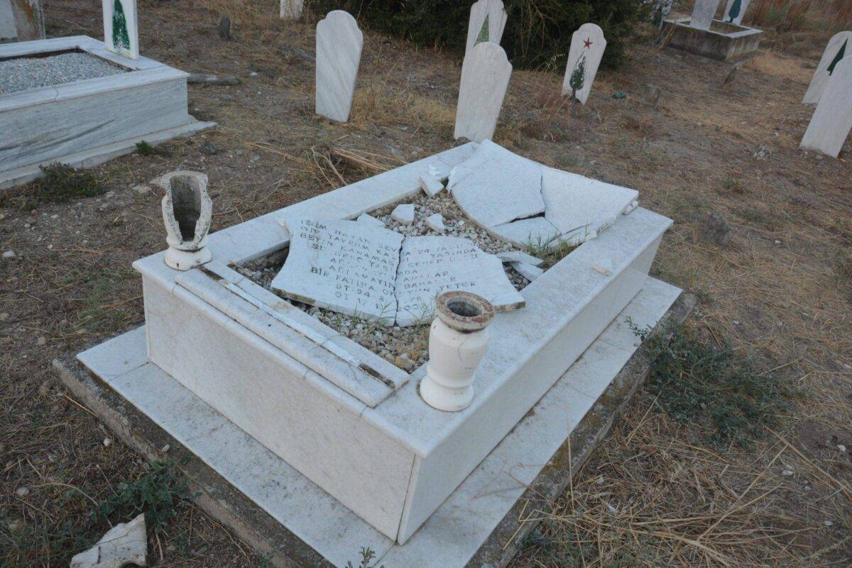 A cemetery belonging to the Turks was attacked in a village in the city of Gumulcine in the Western Thrace region of Greece [@dokuz8haber/Twitter]