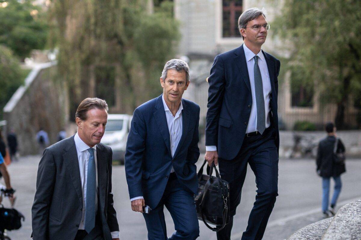 French-Israeli diamond magnate Beny Steinmetz (C), flanked by his lawyers Christian Luscher (L) and Daniel Kinzer, arrives for a hearing to appeal against a corruption sentence linked to mining rights in Guinea, at the courthouse of Geneva on August 29, 2022 [FABRICE COFFRINI/AFP via Getty Images]