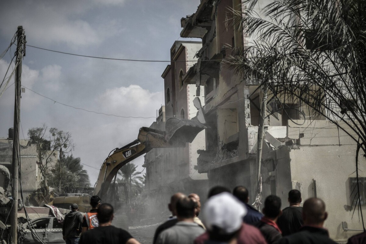 Search and rescue efforts continue among rubbles of 'Ebu Dakka' building destroyed by Israeli fighter jets in Khan Yunis, Gaza on October 07, 2023 [Abed Zagout - Anadolu Agency]