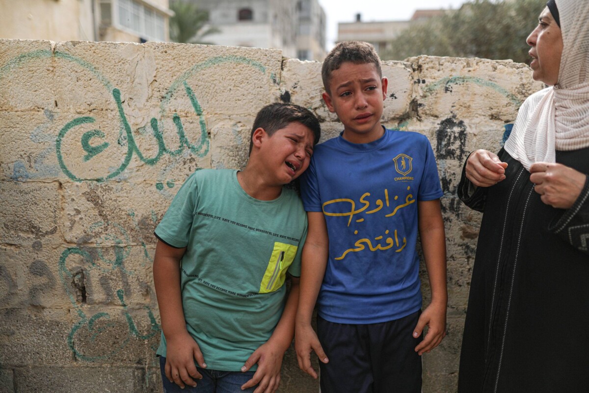 Palestinians mourn after 8 members of Shamlah family killed in Israeli airstrikes, as a funeral held in Gaza City, Gaza on 09 October 2023 [Mustafa Hassona - Anadolu Agency]