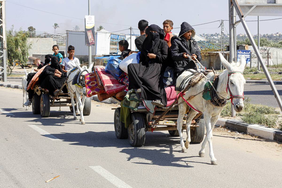 Citizens of Gaza are on their way to leave the city to the southern safer parts by whatever vehicles they can find with their belongings after the United Nations (UN) reported that the Israeli army wanted 1.1 million civilians in Gaza to leave their homes and move to the south of the region in Gaza City, Gaza on October 13, 2023. [Ashraf Amra - Anadolu Agency]