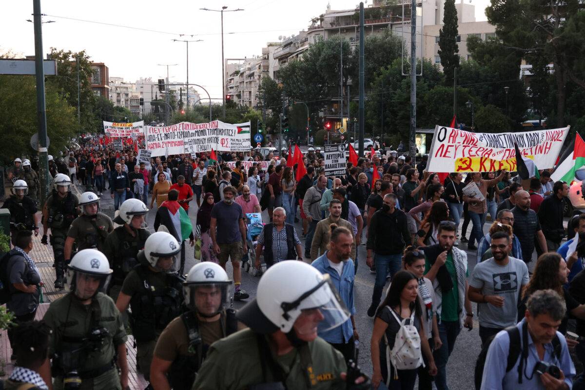 Police take security measures as people, holding banners and Palestinian flags, attend a Pro-Palestinian demonstration in Athens, Greece on October 13, 2023 [Costas Baltas/Anadolu Agency]