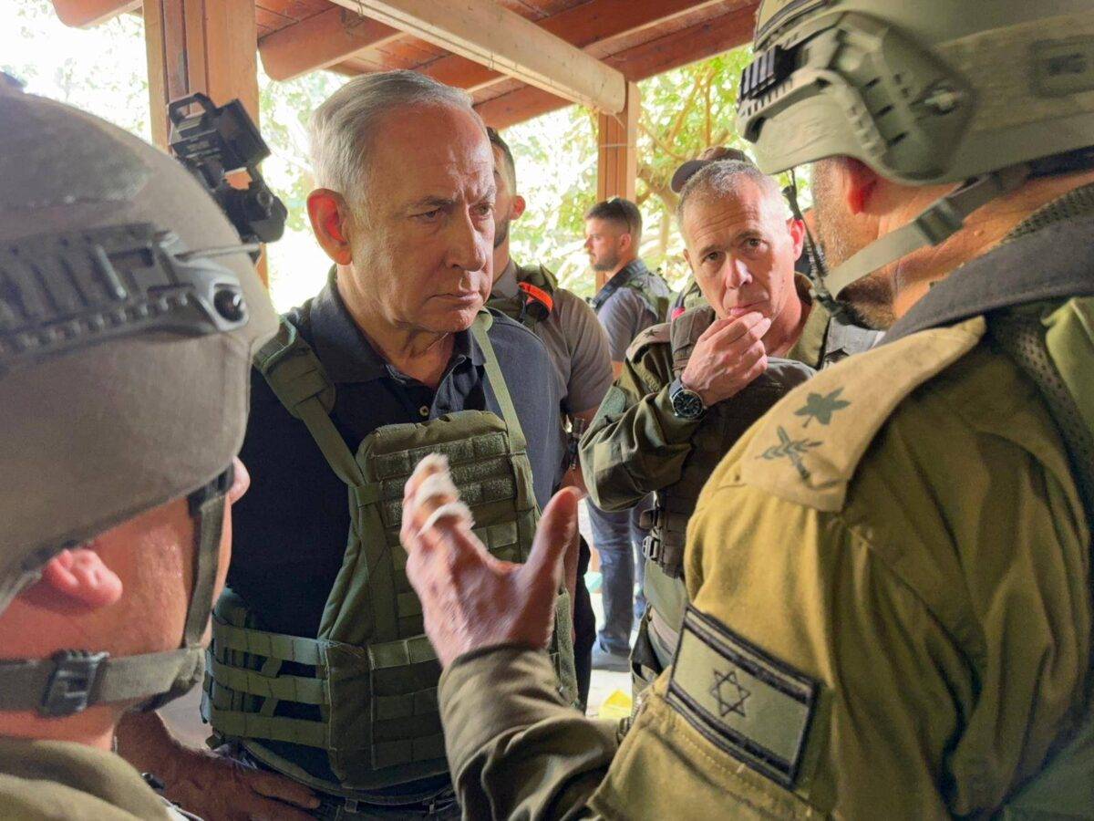Israeli Prime Minister Benjamin Netanyahu visits Israeli soldiers as he inspects the region the soldiers deploying in Be'eri and Kfar Aza settlements of southern Israel near Gaza border in on October 14, 2023. [Israeli Government Press Office - Anadolu Agency]