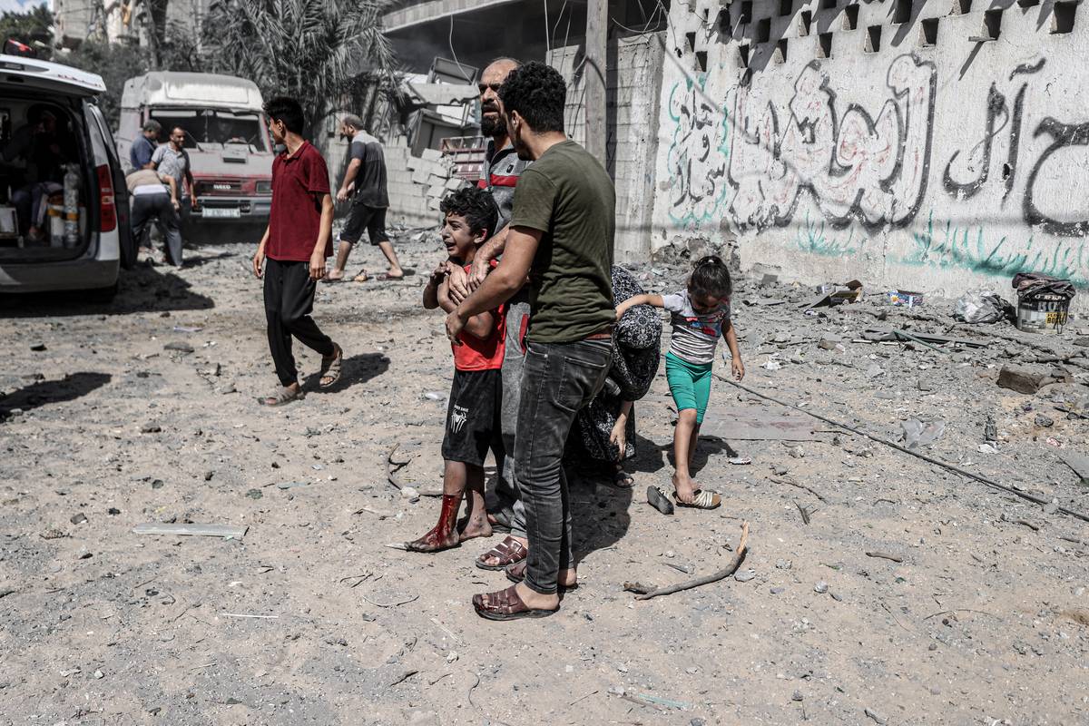 Palestinians escape after Israeli airstrikes on their homes in Gaza City, Gaza on 15 October 2023 [Ali Jadallah - Anadolu Agency]