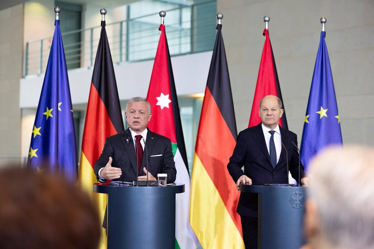 German Chancellor Olaf Scholz (R) and Jordanian King Abdullah II (L) holds a joint press conference in Berlin, Germany on October 17, 2023. [Royal Hashemite Court (RHC)-Handout - Anadolu Agency]