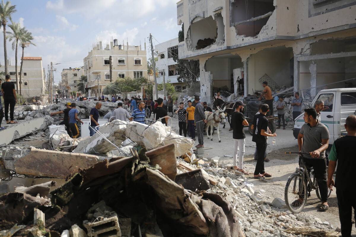 Civil defense teams and residents launch a search and rescue operation around the buildings that were destroyed after the Israeli airstrikes in Deir al-Balah, Gaza on October 19, 2023. [Ashraf Amra - Anadolu Agency]