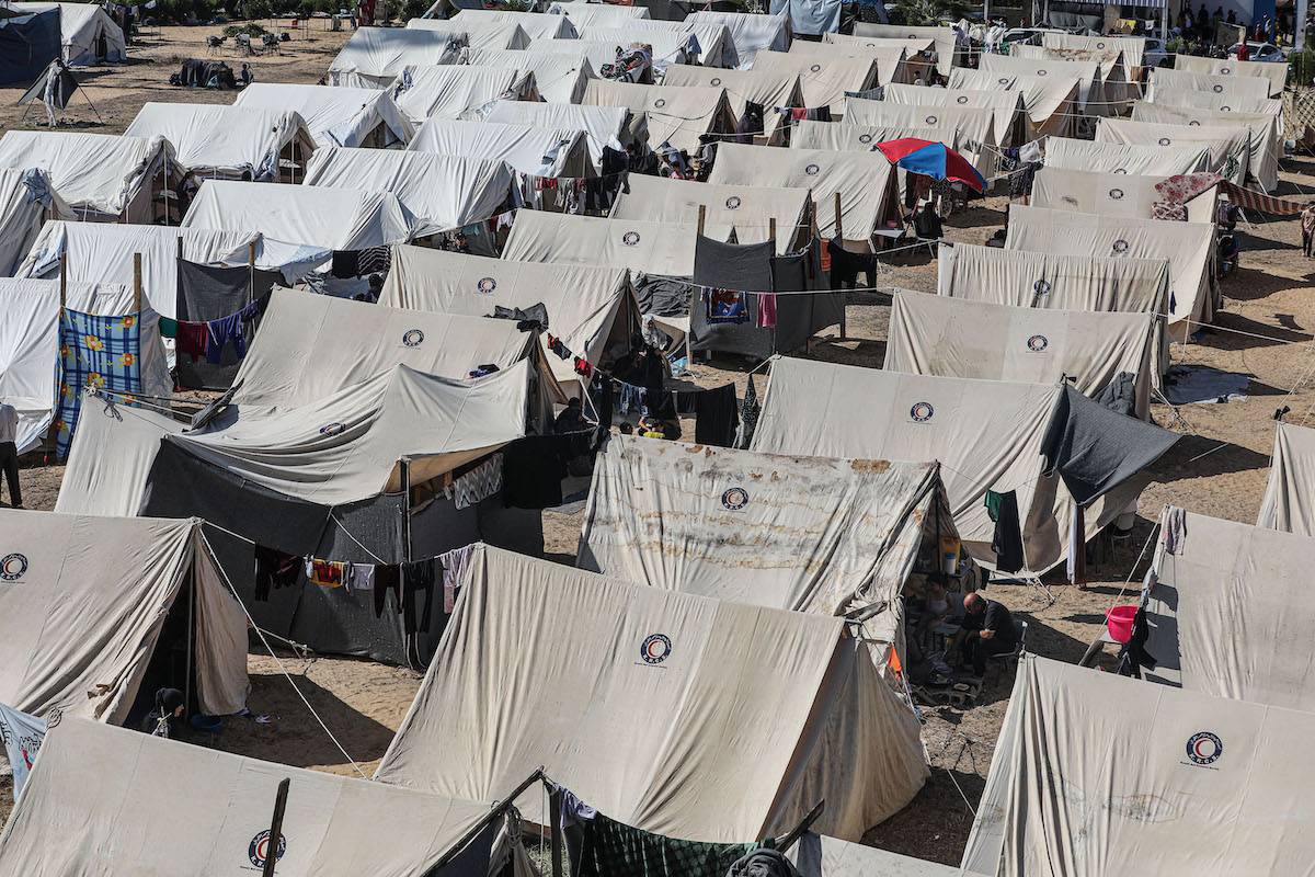 People live in tents at a camp set up by the United Nations Relief and Works Agency for Palestine Refugees (UNRWA) for Palestinians who fled to the southern Gaza Strip, during the thirteenth day of Israeli airstrikes in Khan Yunis, Gaza on October 19, 2023. [Mustafa Hassona - Anadolu Agency]