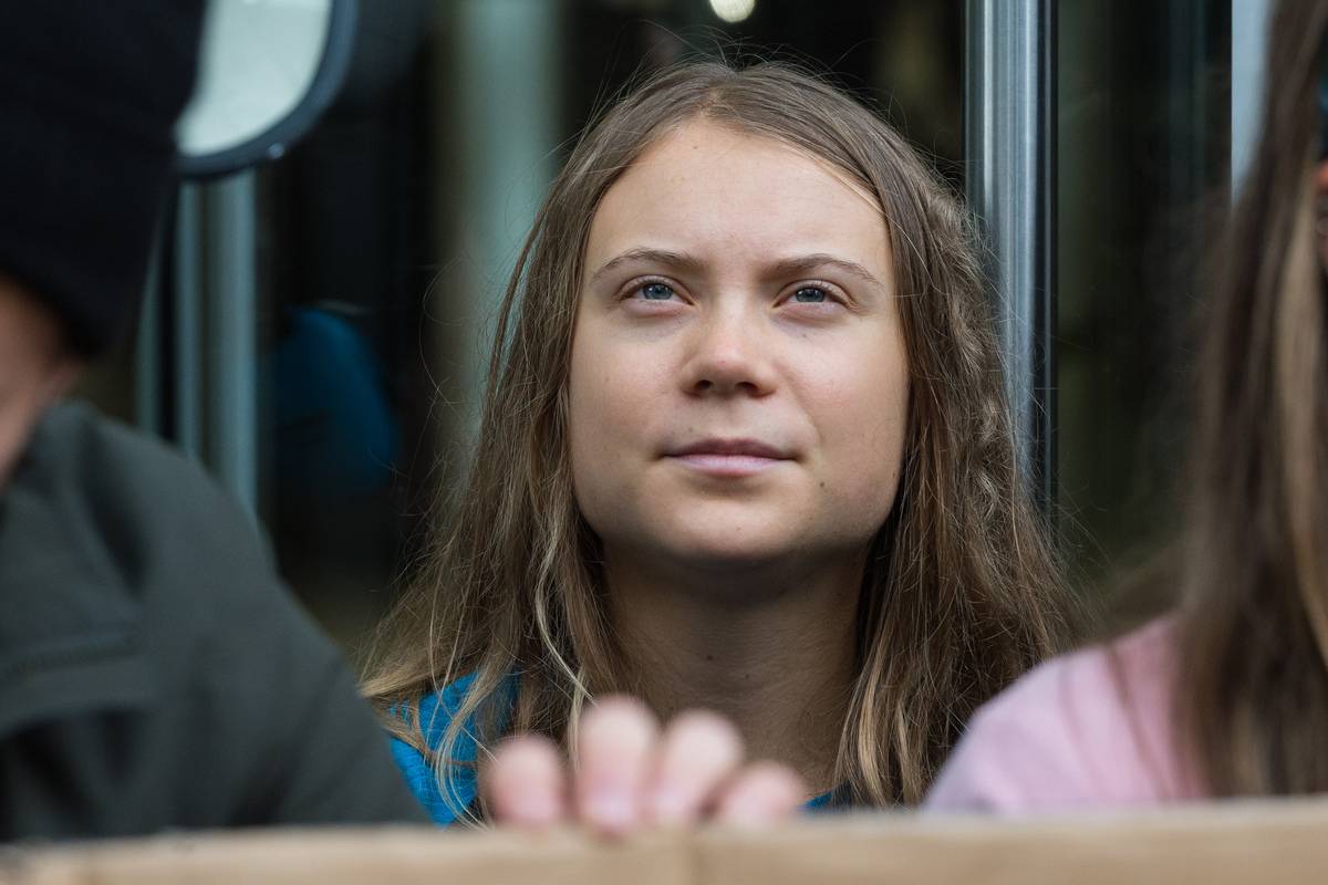 Swedish climate activist Greta Thunberg joins protesters outside the headquarters of JP Morgan in Canary Wharf demanding that the bank stops funding fossil fuel projects in London, United Kingdom on October 19, 2023. [Wiktor Szymanowicz - Anadolu Agency]