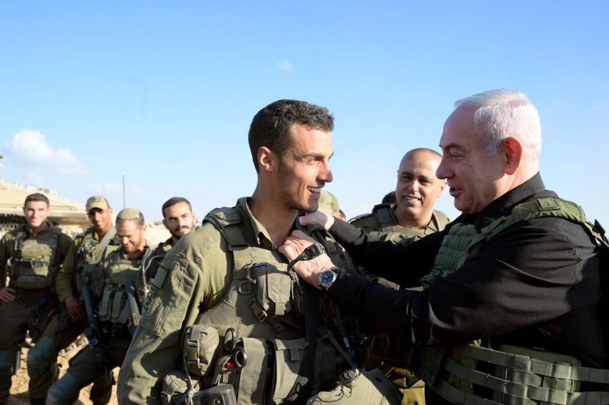 Prime Minister Benjamin Netanyahu meets with soldiers stationed near the Gaza Strip in Jerusalem on October 18, 2023. [Avi Ohayon (GPO) - Anadolu Agency]