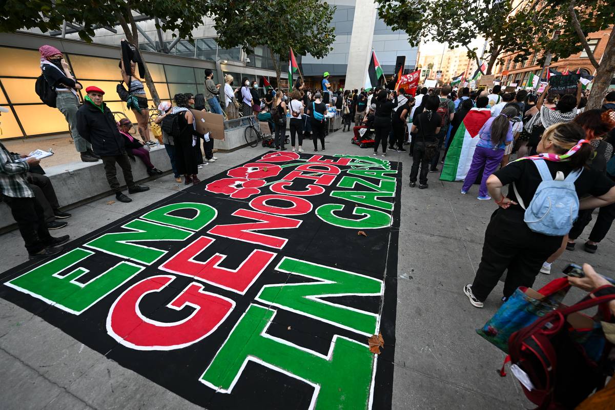 Thousands are gathered outside of the Federal Building and locked down the building in San Francisco, California, United States to protest and condemn recent actions by the government of Israel and calling U.S. to stop aiding to Israel, on October 19, 2023. [Tayfun Coşkun - Anadolu Agency]
