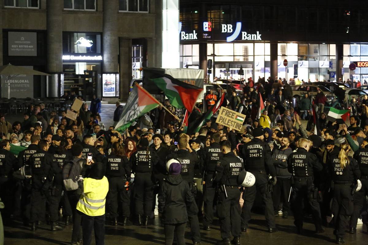 Police take security measures during a demonstration in support of Palestinian people in Koln, Germany on October 20, 2023 [Mesut Zeyrek - Anadolu Agency]