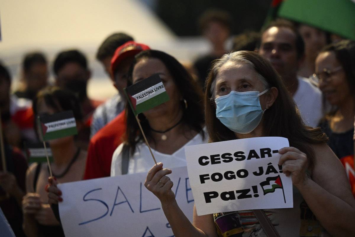 A woman takes part in a pro-Palestinian demonstration in Brasilia, Brazil, on October 20, 2023. [Mateus Bonomi - Anadolu Agency]