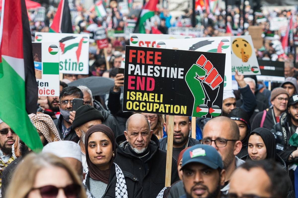 Thousands of protesters march through central London to demonstrate solidarity with the Palestinian people and demand an immediate ceasefire to end the war on Gaza, in London, UK on October 21, 2023 [Wiktor Szymanowicz/Anadolu Agency]