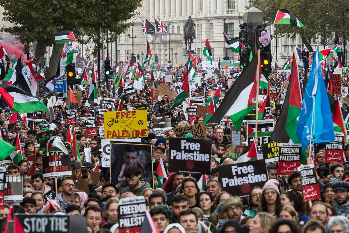 Thousands of protesters march through central London to demonstrate solidarity with the Palestinian people and demand an immediate ceasefire to end the war on Gaza, in London, UK on October 21, 2023 [Wiktor Szymanowicz/Anadolu Agency]