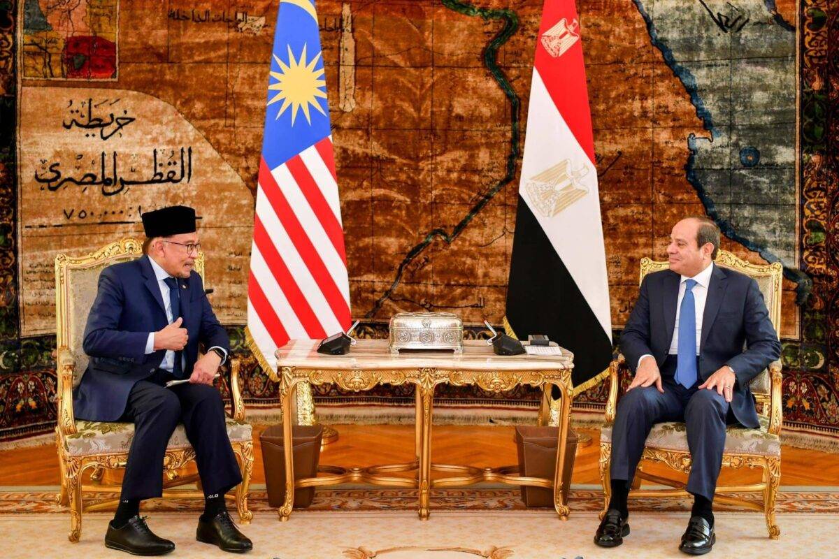 Egyptian President Abdel Fattah el-Sisi meets Malaysian Prime Minister Anwar Ibrahim at Al-Ittihadiya Palace in Cairo, Egypt on October 23, 2023 [EGYPTIAN PRESIDENCY/Anadolu Agency]