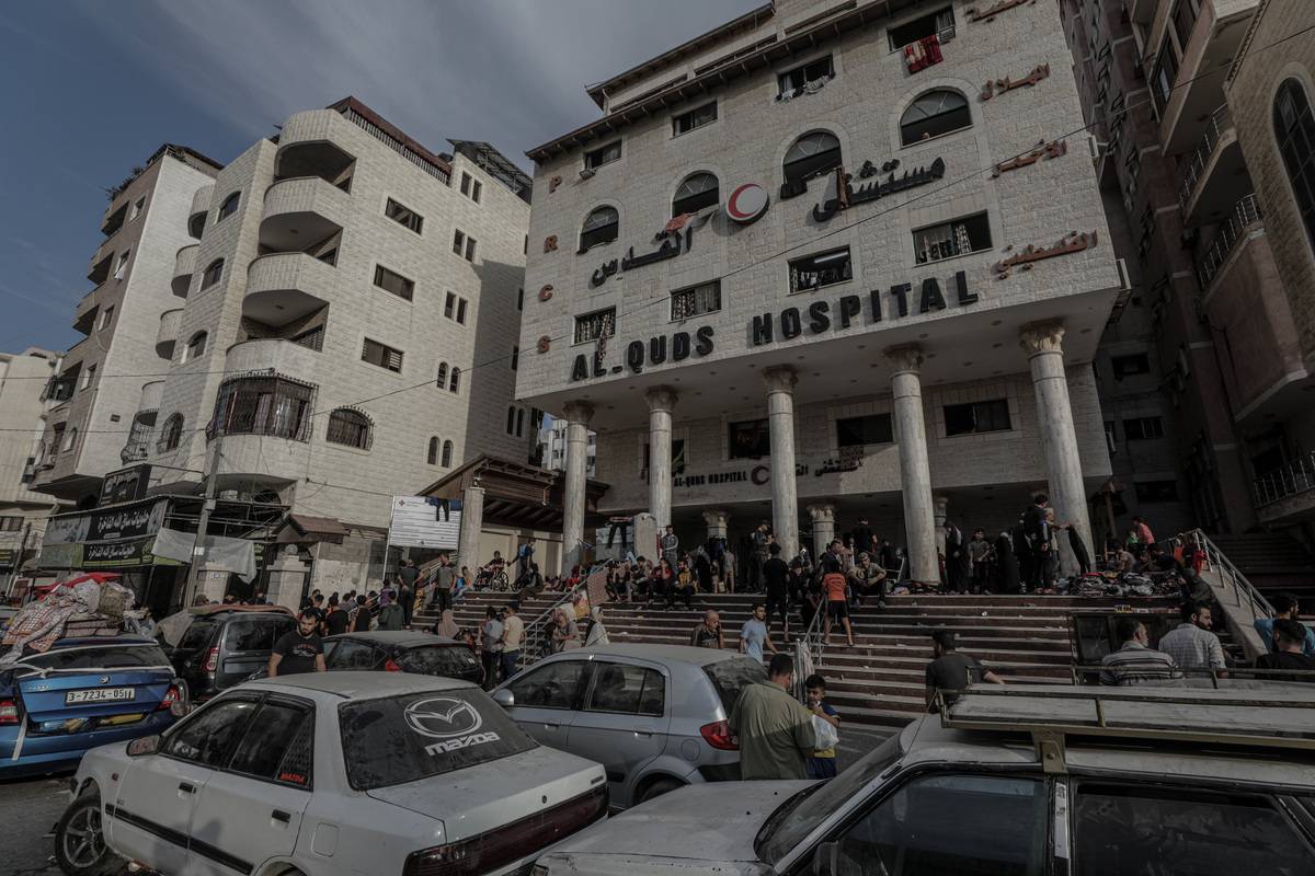 Palestinian people, who left their houses, take shelter at the al-Quds Hospital as Israeli attacks continue on the 25th day in Tel al-Hawa neighborhood of Gaza City, Gaza on October 31, 2023 [Ali Jadallah - Anadolu Agency]
