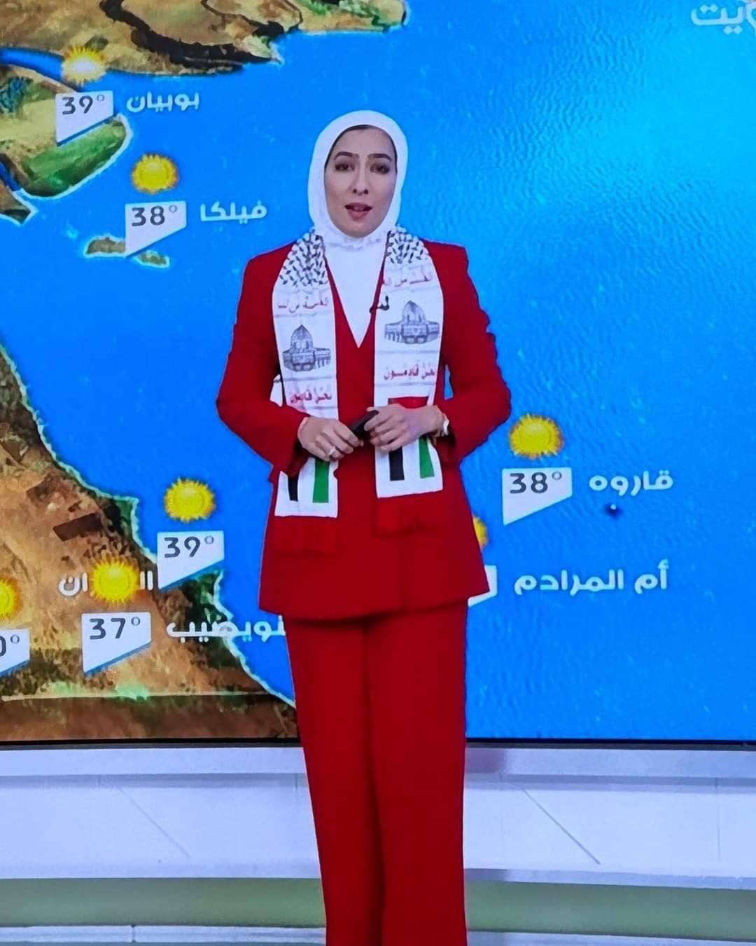 A Kuwaiti weather girl wears a Palestinian keffiyeh (scarf) while presenting on Kuwait Television on 9 October 2023