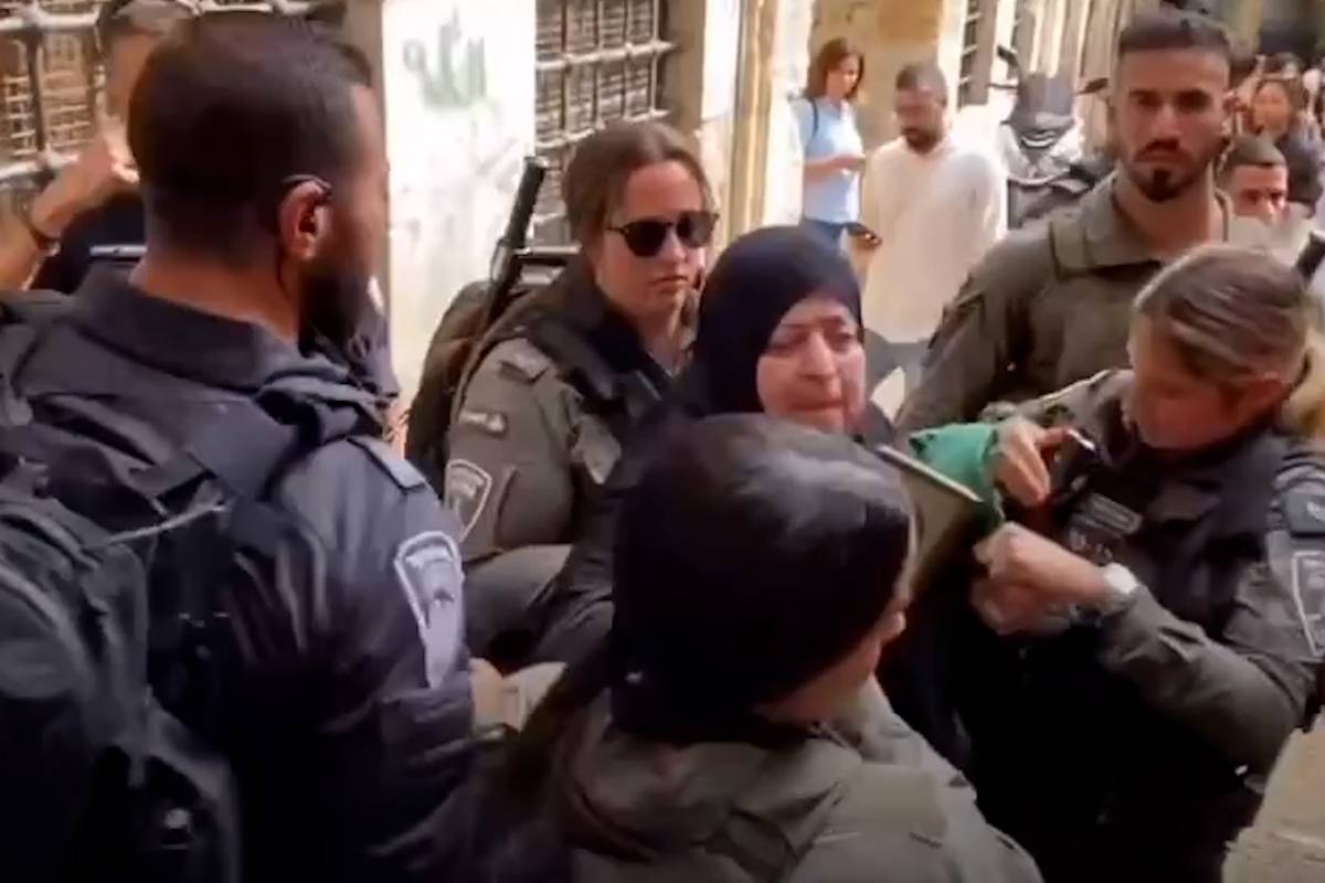 Israeli forces assault Palestinian journalists & worshippers in Jerusalem