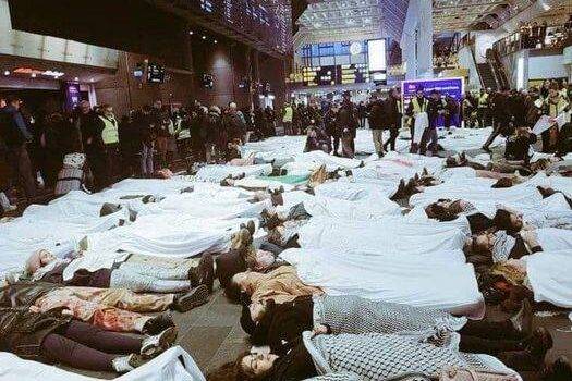 Protesters wear shrouds to depict dead Palestinians and call for a ceasefire in Gaza on 08 November 2023 [X]