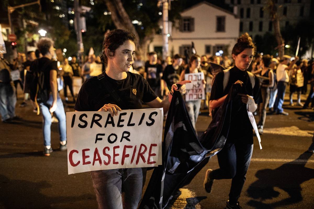 Dozens of people gather to demand a ceasefire in Gaza and the dismissal of Israeli Prime Minister Benjamin Netanyahu, in Tel Aviv, Israel on November 4, 2023. [Mostafa Alkharouf - Anadolu Agency]