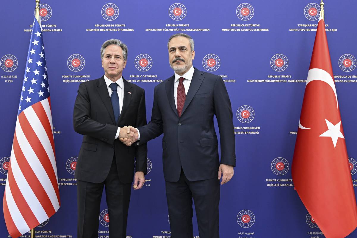 Turkish Foreign Minister Hakan Fidan (R) shakes hands with United States Secretary of State Antony Blinken (L) in Ankara, Turkiye on November 06, 2023. [Arda Küçükkaya - Anadolu Agency]