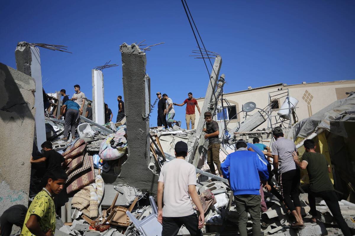 Locals and civil defense teams conduct search and rescue operations after an Israeli attack hits Salman family's residence in Deir Al Balah, Gaza on November 07, 2023 [Ashraf Amra - Anadolu Agency]