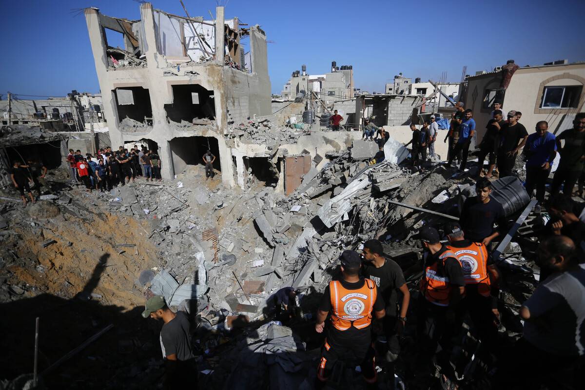 Locals and civil defense teams conduct search and rescue operations after an Israeli attack hits Salman family's residence in Deir Al Balah, Gaza on November 07, 2023 [Ashraf Amra - Anadolu Agency]