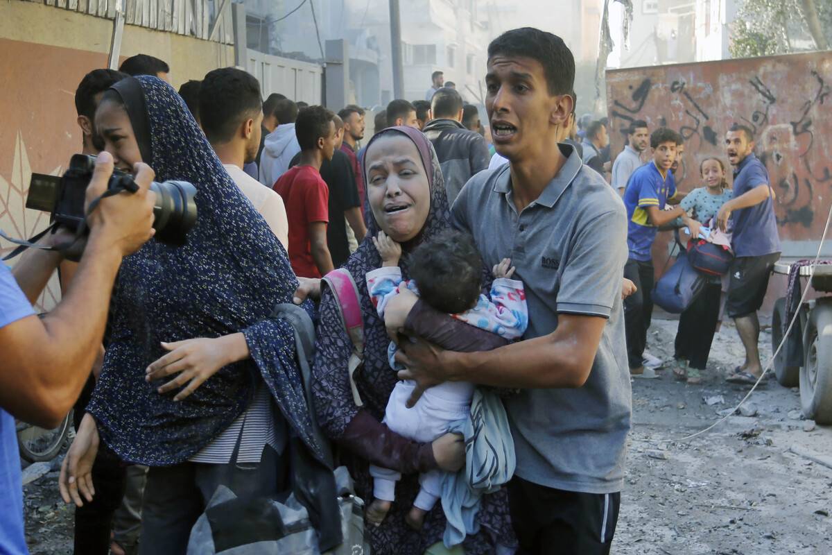Injured and scared people are seen as an airstrike hits the building belonging to the Maslah family during the 32nd day of Israeli attacks in Deir Al-Balah, Gaza on November 7, 2023 [Ashraf Amra - Anadolu Agency]