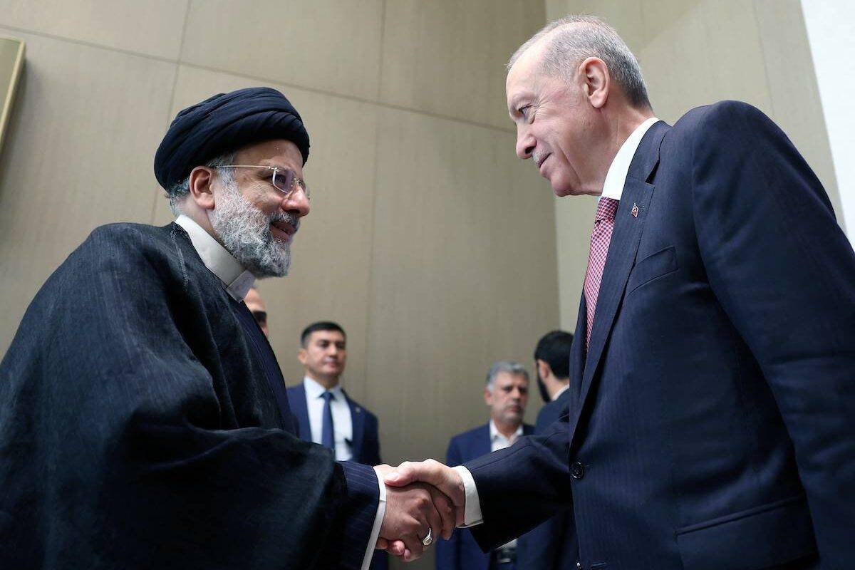 Turkish President Recep Tayyip Erdogan (R) shakes hands with the Iranian President Ebrahim Raisi (L) during the 16th Economic Cooperation Organization (ECO) Summit in Tashkent, Uzbekistan on November 09, 2023 [Mustafa Kamacı - Anadolu Agency]