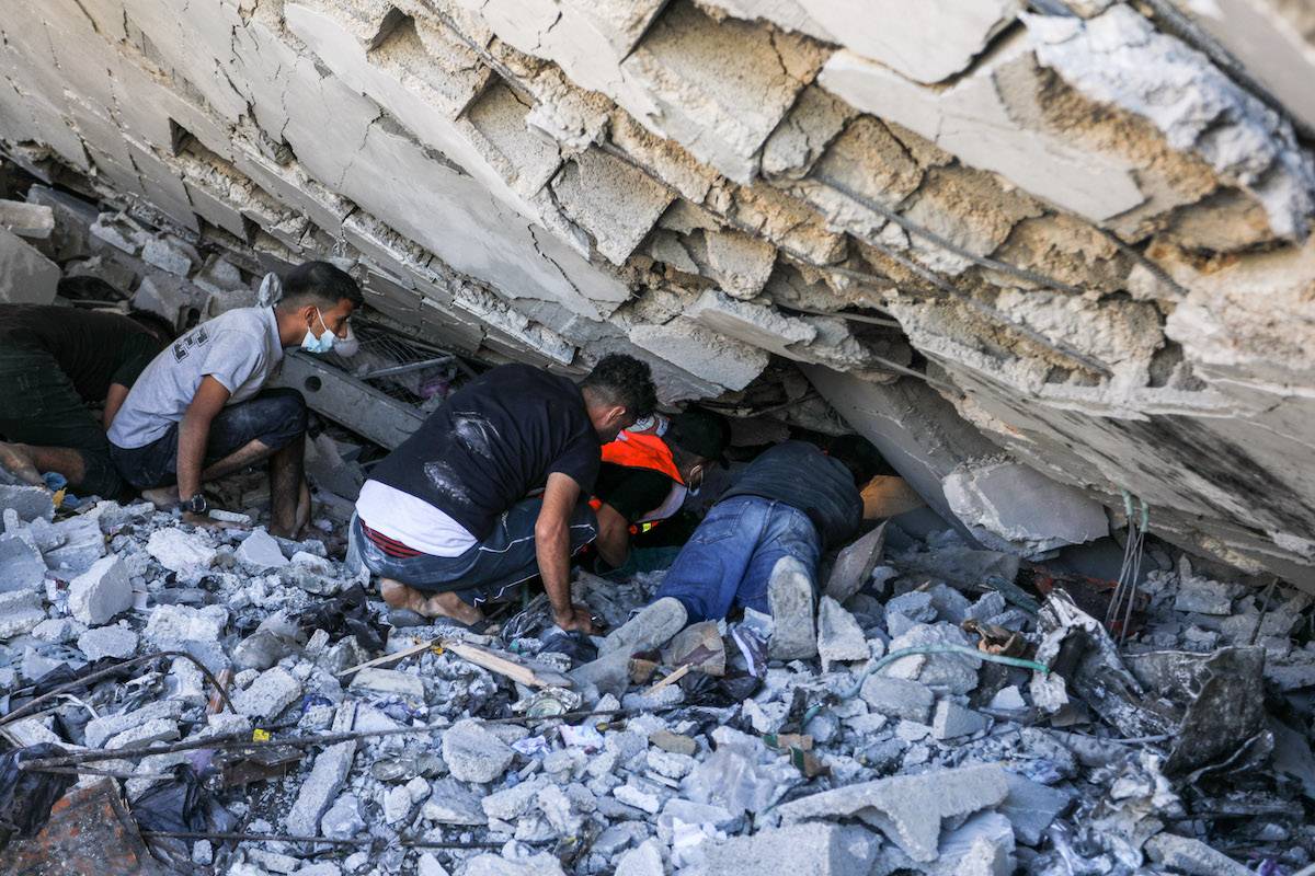 Civil defense teams and citizens continue search and rescue operations as Israeli attacks continue on the 35th day, in Rafah, Gaza on November 10, 2023. [Abed Rahim Khatib - Anadolu Agency]