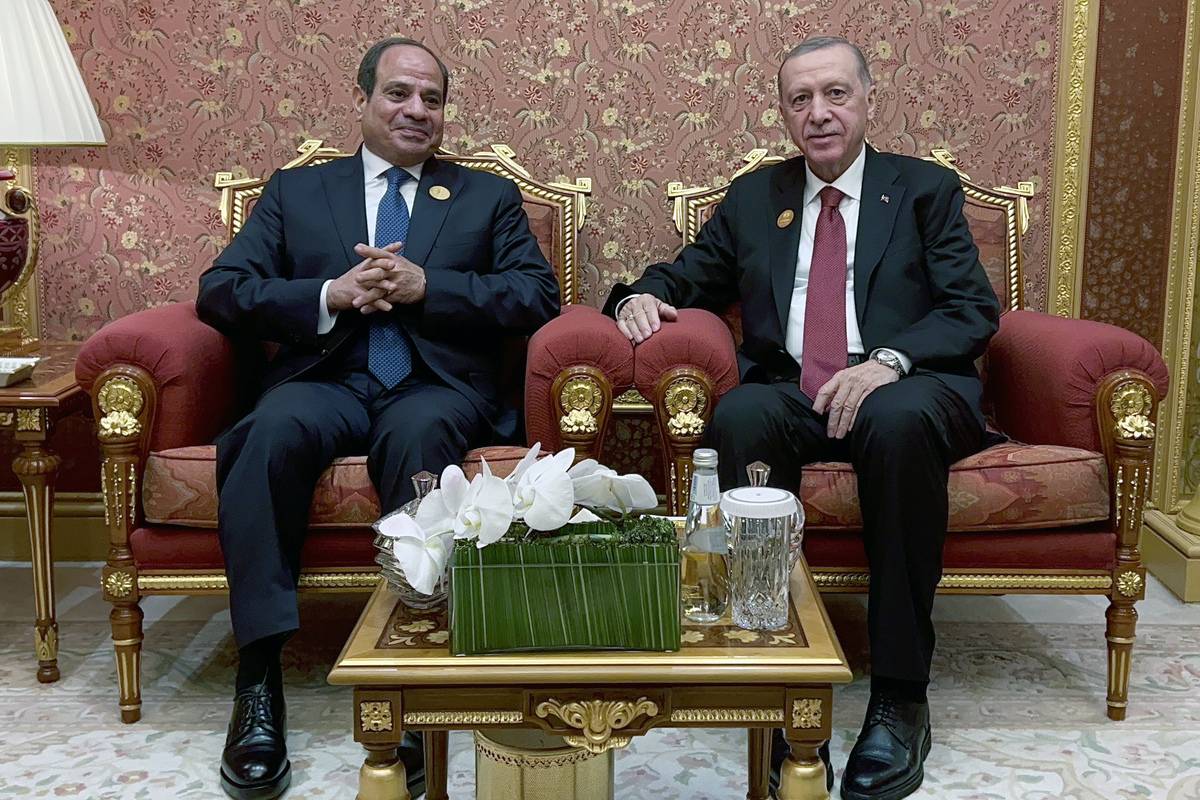Turkish President Recep Tayyip Erdogan meets Egyptian President Abdel Fattah al-Sisi in Riyadh, Saudi Arabia on November 11, 2023 [Mustafa Kamacı/Anadolu Agency]