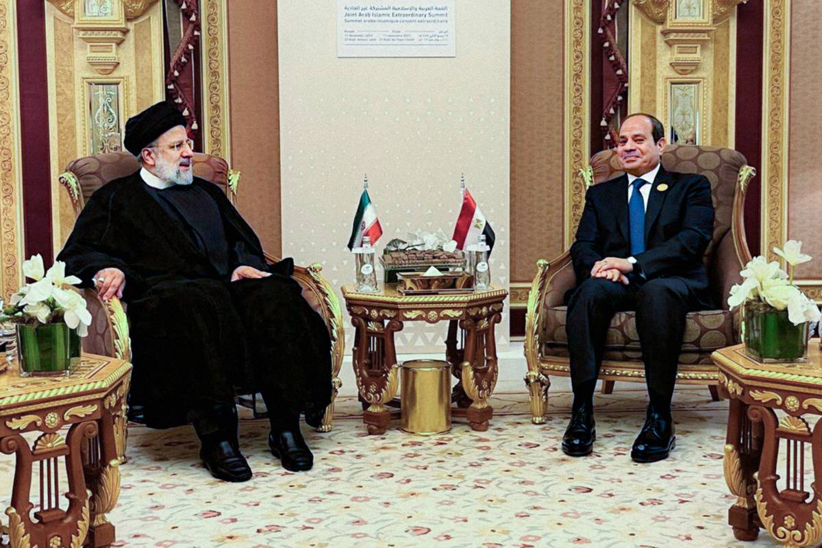 Iranian President Ebrahim Raisi (L) meets Egyptian President Abdel Fattah al-Sisi (R) in Riyadh, Saudi Arabia on November 11, 2023 [Iranian Presidency/Handout/Anadolu Agency]