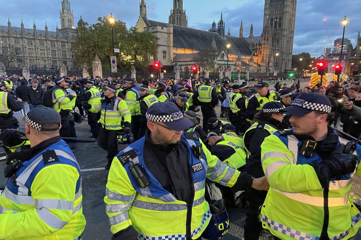 A huge crowd gathered in Hyde Park to call for a cease-fire while protesting Israel and those governments that have yet to call for a cease-fire in London, United Kingdom on November 11, 2023. [ Burak Bir - Anadolu Agency]