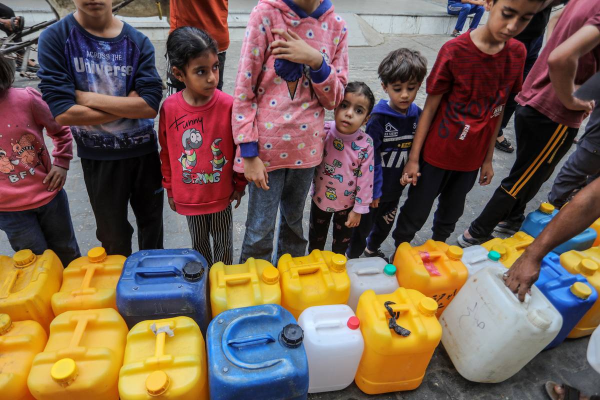 Palestinians, including children, waiting to get clean water from mobile tanks as the Israeli attacks continue in Rafah, Gaza on November 13, 2023. [Abed Rahim Khatib - Anadolu Agency]