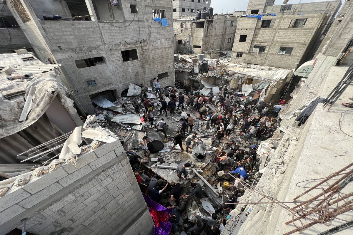 Civil Defense Teams continue search and rescue efforts for those trapped under rubble of buildings destroyed by Israeli strikes in Jabaliya Refugee Camp, Gaza City, Gaza Strip on November 14, 2023 [Fadi Alwhidi/Anadolu Agency]