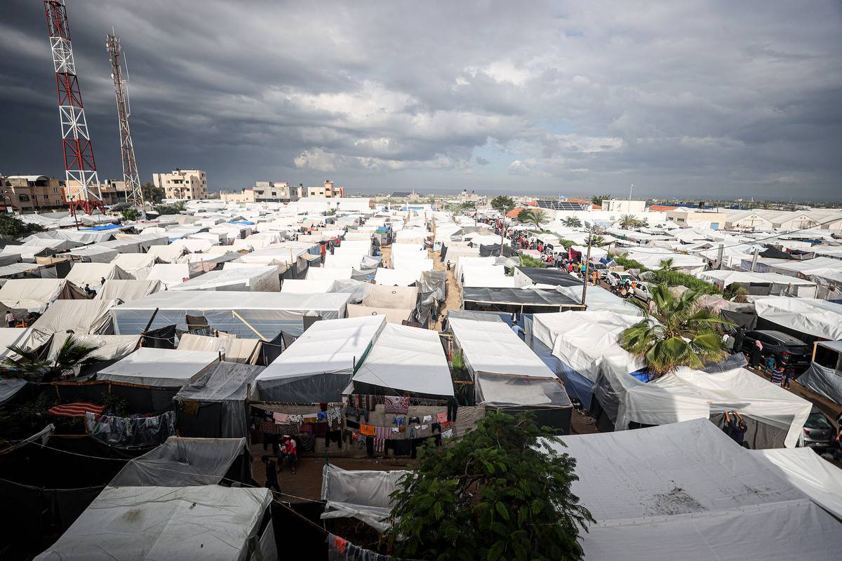 A view of the United Nations Relief and Works Agency (UNRWA) refugee camp located in Khan Yunis, Gaza where displaced Palestinian families take shelter as Israeli attacks on Gaza continue on November 15, 2023 [Mustafa Hassona - Anadolu Agency]