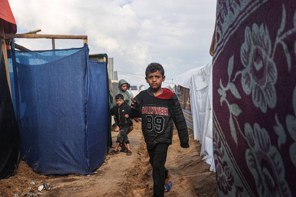 A view of the United Nations Relief and Works Agency (UNRWA) refugee camp located in Khan Yunis, Gaza where displaced Palestinian families take shelter as Israeli attacks on Gaza continue on November 15, 2023 [Mustafa Hassona - Anadolu Agency]