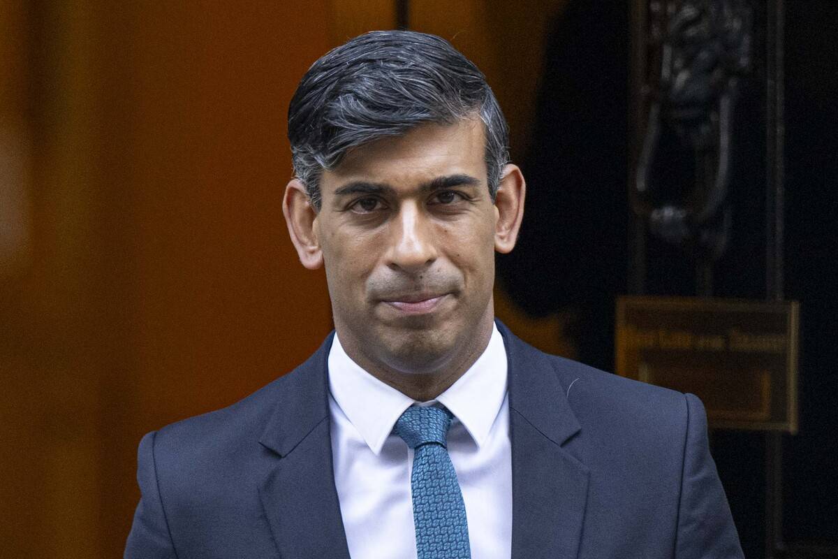 British Prime Minister Rishi Sunak departs 10 Downing Street for the House of Commons to attend the weekly Prime Minister's Questions (PMQs) in London, United Kingdom on November 15, 2023. [Raşid Necati Aslım - Anadolu Agency]