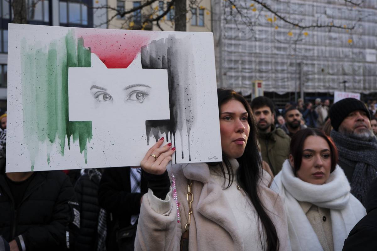 People gather to stage a demonstration in support of Palestinians who under Israeli attacks, at Invalidenpark in Berlin, Germany on November 18, 2023. [Halil Sağırkaya - Anadolu Agency]